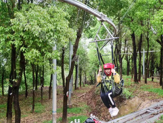 丛林飞跃滑索