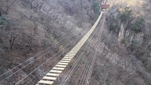 河南洛阳栾川县重渡沟景区安装木板桥和铁索桥工程竣工